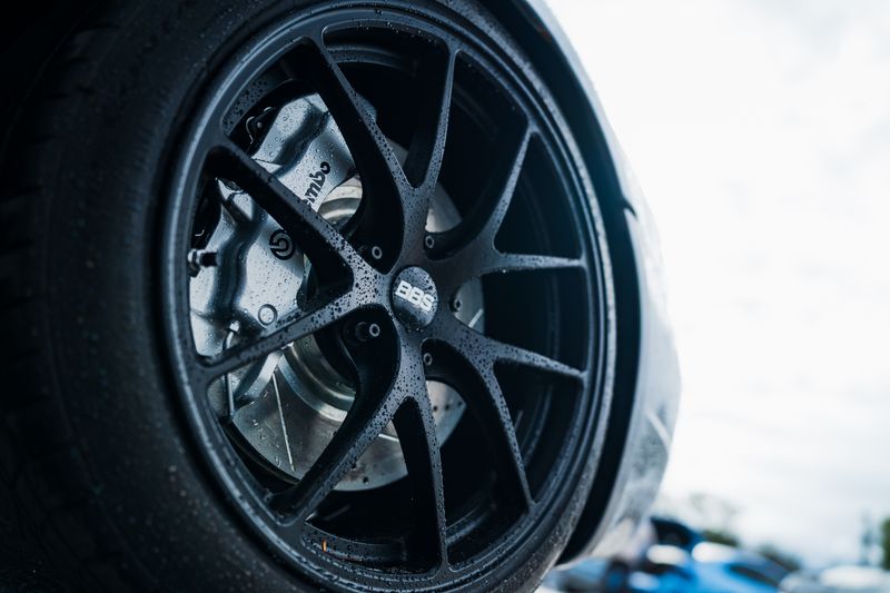 Detalj: strojno poliranje kotača